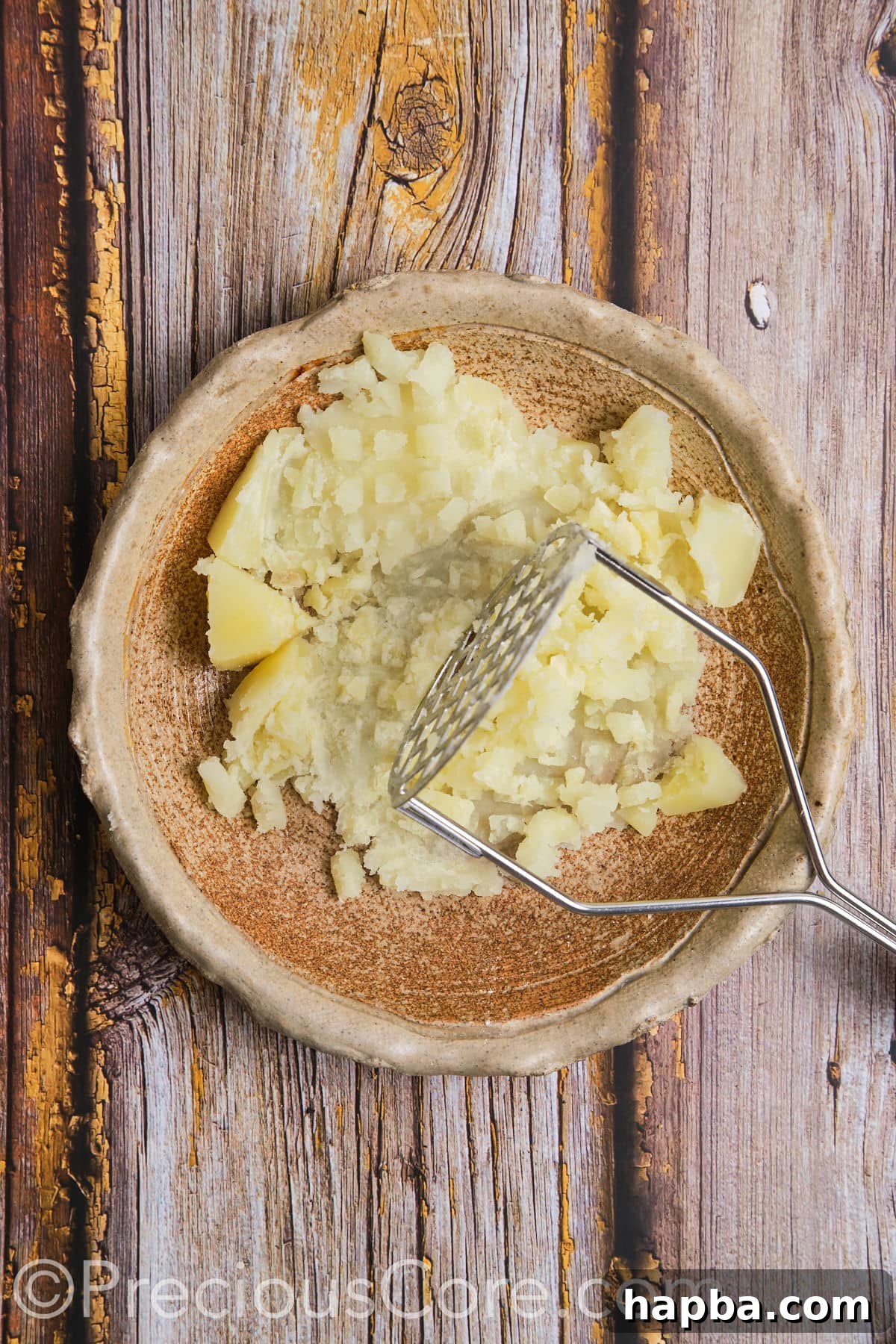Mashed potatoes in a bowl.