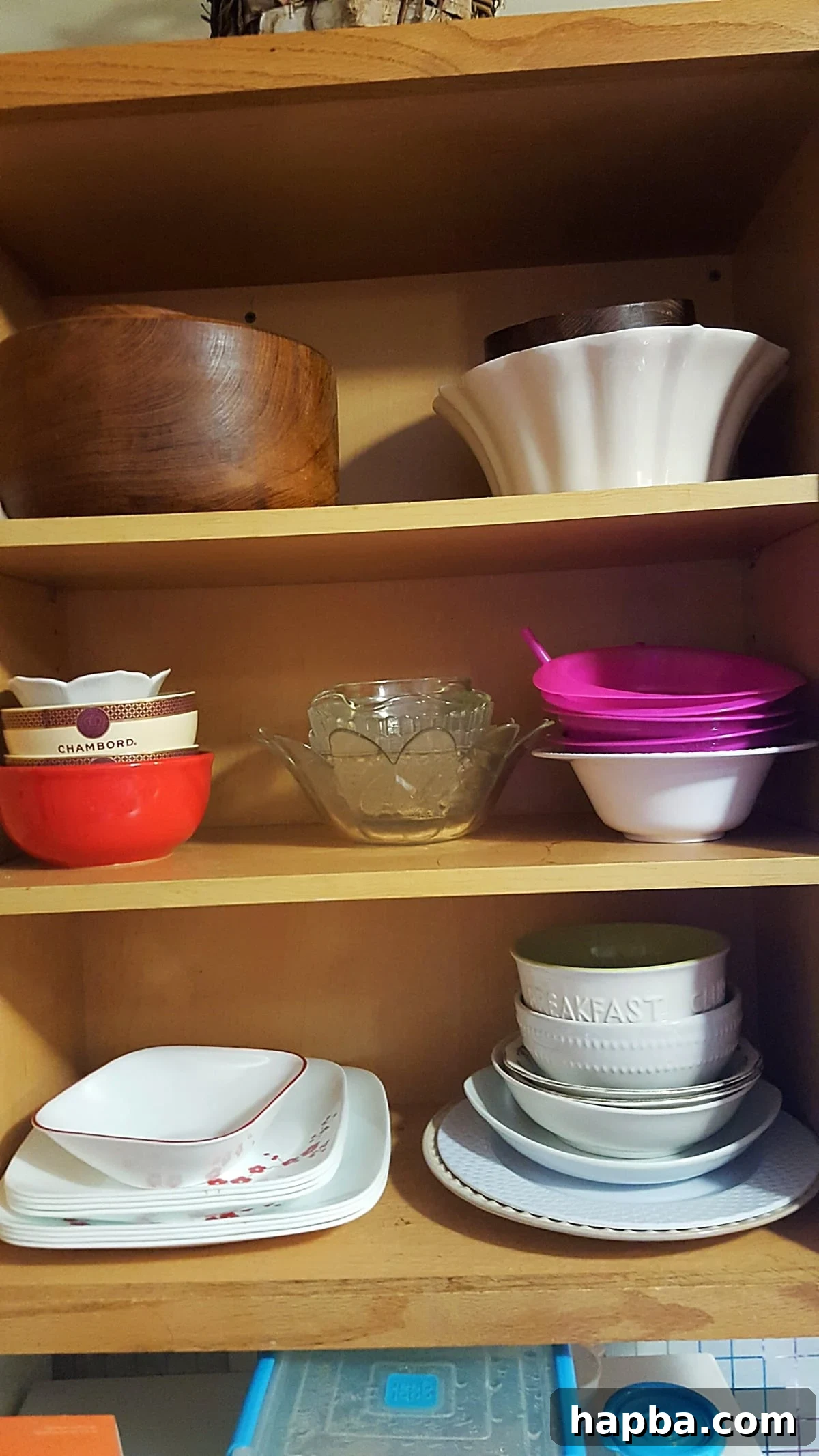 Organized minimalist kitchen plates cabinet